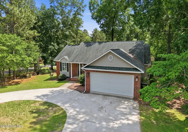 Photo 3 of Single family home for sale at 2 Ash Ct, Pinehurst, NC 28374 | MLS# 100579261 | Listing updated on 2026-09-09
