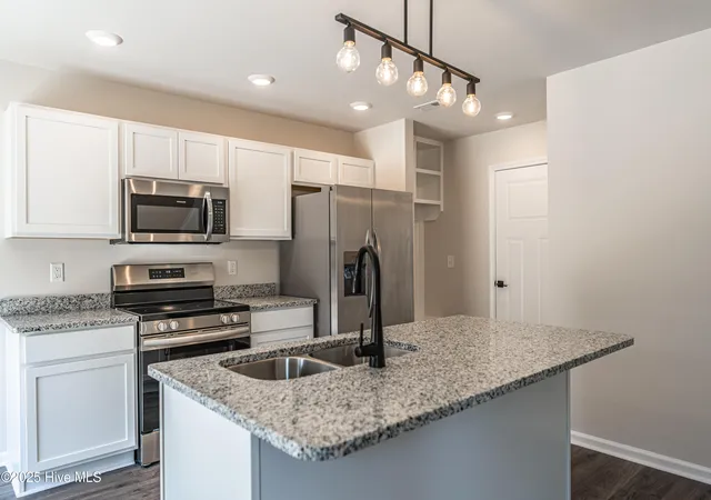 Photo 5 of Single family home for sale at 780 W Illinois Ave, Southern Pines, NC 28387 | MLS# 100594941 | Listing updated on 2026-08-18
