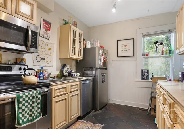 Listing Photo 5 - Condo for sale in building located at 2304 Reynolds St, Savannah, GA 31401