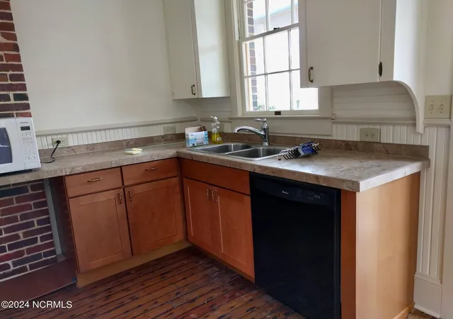 2nd image of 1222 National Ave, New Bern, NC 28560