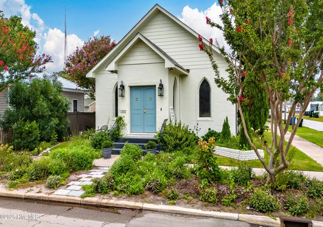Photo 2 of Single family home for sale at 1300 Evans St, Morehead City, NC 28557 | MLS# 100525950 | Listing updated on 2026-08-18