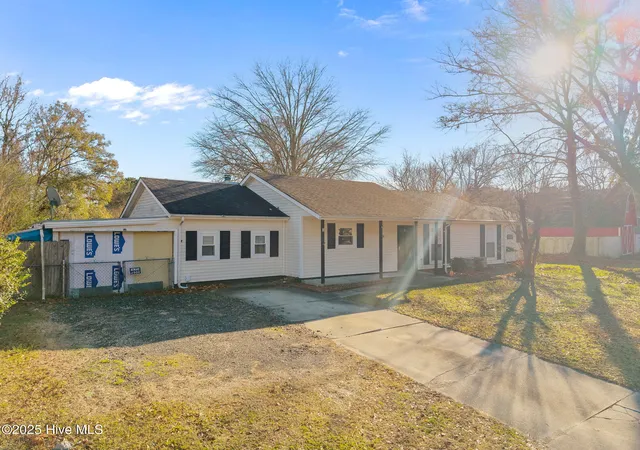 Photo 3 of Single family home for sale at 1004 Springdale Dr, Jacksonville, NC 28540 | MLS# 100545401 | Listing updated on 2026-08-18