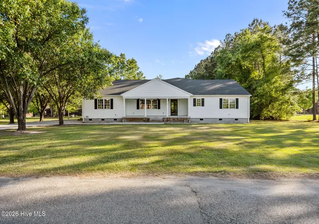 Homes for sale in Lake Waccamaw, NC | 113 Stuart Ave, Lake Waccamaw, NC 28450 | MLS# 100568764