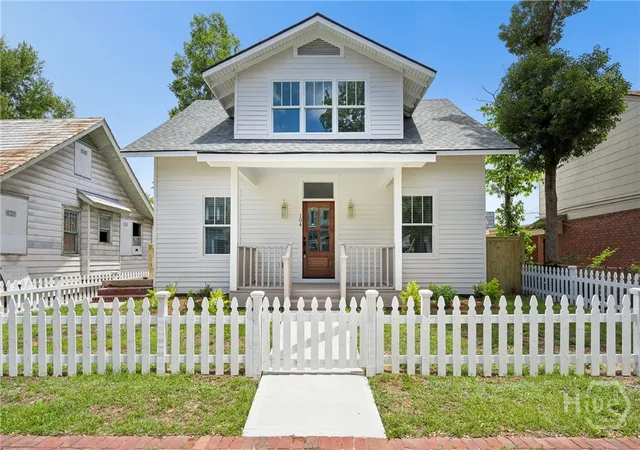 Photo 1 of Single family home for sale at 104 W 41st Street, Savannah, GA 31401 | MLS# SA358651 | Listing updated on 2026-08-18