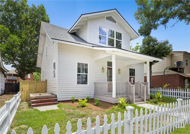 Photo 2 of Single family home for sale at 104 W 41st Street, Savannah, GA 31401 | MLS# SA358651 | Listing updated on 2026-08-18