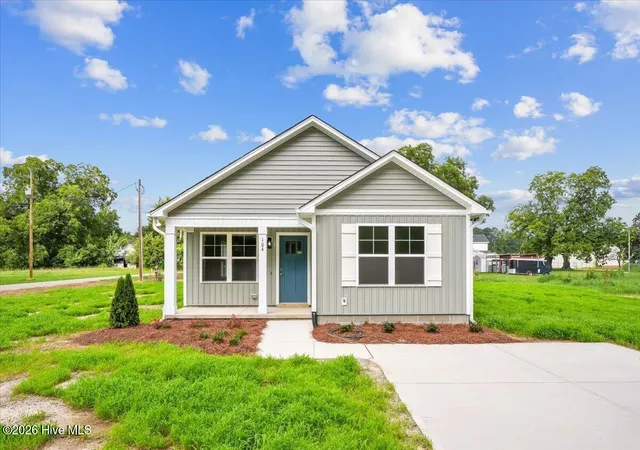Photo 1 of Single family home for sale at 104 Lee St, Roseboro, NC 28382 | MLS# 100595321 | Listing updated on 2026-08-18