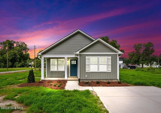 Photo 3 of Single family home for sale at 104 Lee St, Roseboro, NC 28382 | MLS# 100595321 | Listing updated on 2026-08-18