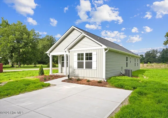 Photo 4 of Single family home for sale at 104 Lee St, Roseboro, NC 28382 | MLS# 100595321 | Listing updated on 2026-08-18