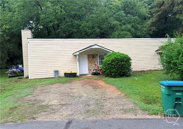 Listing Photo 2 - Condo for sale in building located at 121/125 Live Oak Dr, Athens, GA 30606 - Unit #