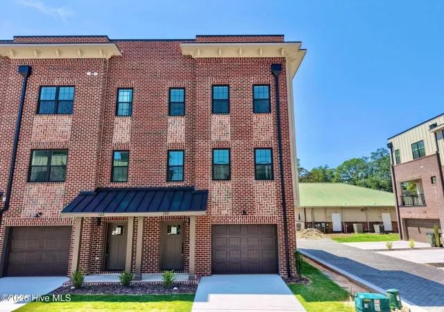 Photo 3 of Townhouse for sale at 120 Lexington Ln, Southern Pines, NC 28387 | MLS# 100600005 | Listing updated on 2026-08-30