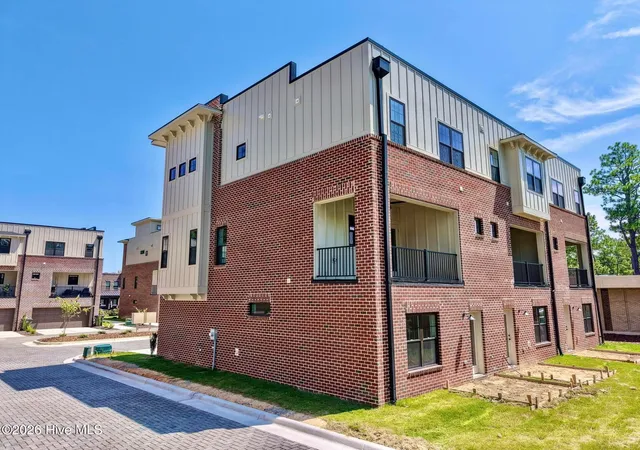 Photo 4 of Townhouse for sale at 120 Lexington Ln, Southern Pines, NC 28387 | MLS# 100600005 | Listing updated on 2026-08-30