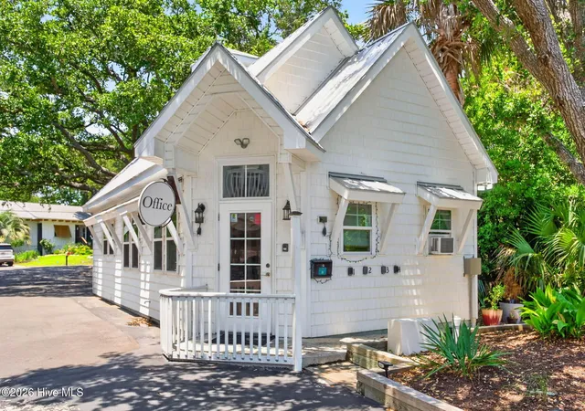 Homes for sale in Southport, NC | 702 E Moore Street, Southport, NC 28461 | Houzeo