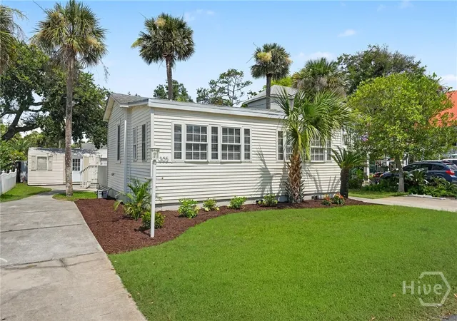 Homes for sale in Tybee Island, GA | 1305 Lovell Ave, Tybee Island, GA 31328 | MLS# SA359756