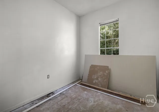 Listing Photo 2 - Condo for sale in building located at 2410 Jefferson St, Savannah, GA 31401 - Unit #