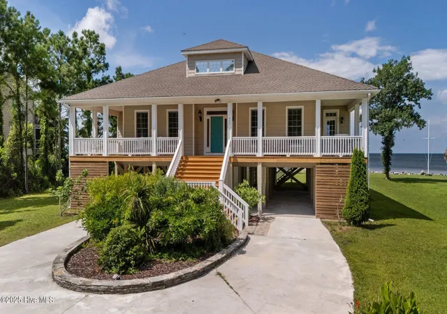 Photo 1 of Single family home for sale at 522 Sandy Point Dr, Beaufort, NC 28516 | MLS# 100558424 | Listing updated on 2026-08-18