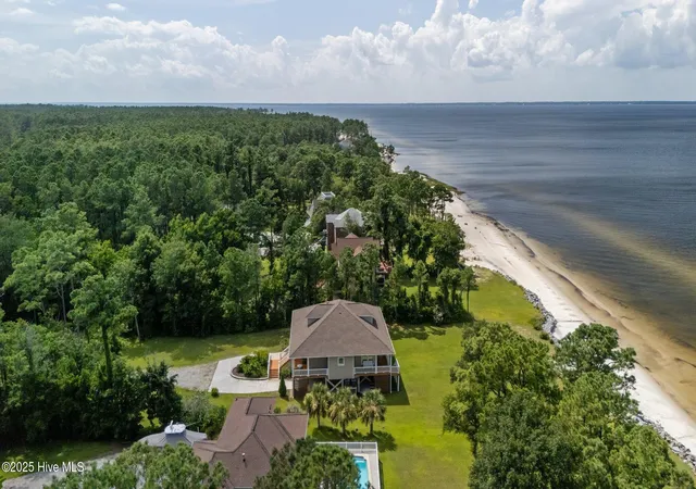 Photo 3 of Single family home for sale at 522 Sandy Point Dr, Beaufort, NC 28516 | MLS# 100558424 | Listing updated on 2026-08-18