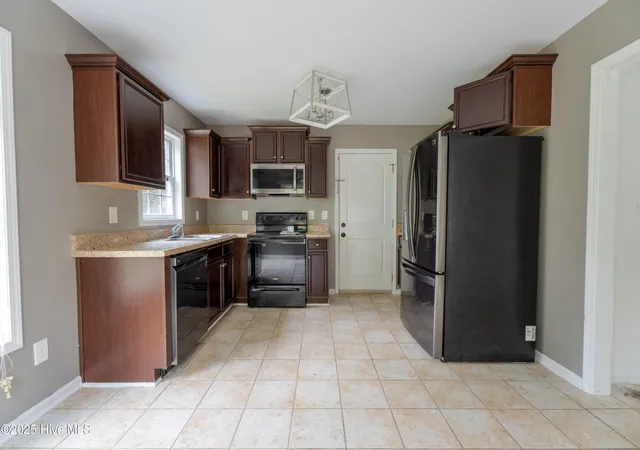 Photo 4 of Single family home for sale at 404 Silva Cvs, Richlands, NC 28574 | MLS# 100536355 | Listing updated on 2026-08-25