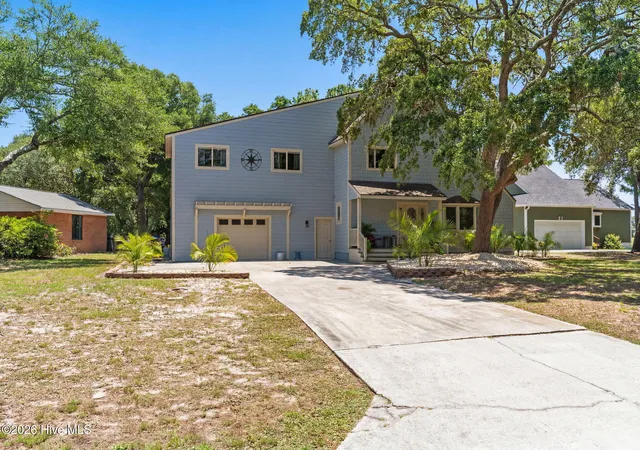 Photo 2 of Single family home for sale at 31 Augusta Dr, Oak Island, NC 28465 | MLS# 100586417 | Listing updated on 2026-10-06