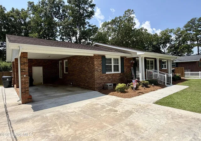 3rd image of 209 Nancy St, Lake Waccamaw, NC 28450 | MLS# 100596995
