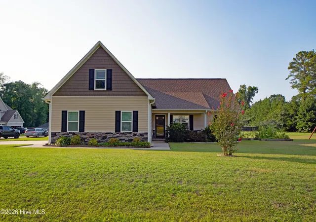 Photo 2 of Single family home for sale at 200 Gillcrest Ct, Jacksonville, NC 28540 | MLS# 100597179 | Listing updated on 2026-08-18