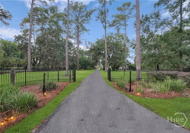 Photo 3 of Single family home for sale at 33 Penrose Dr, Savannah, GA 31410 | MLS# SA340224 | Listing updated on 2026-07-22