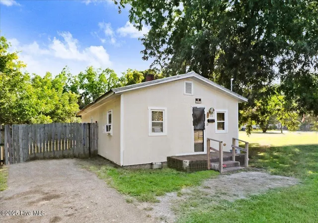 Photo 3 of Single family home for sale at 706 Caswell St, Smithfield, NC 27577 | MLS# 100523536 | Listing updated on 2026-08-18