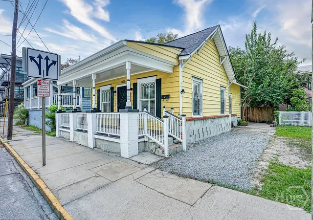Photo 2 of Single family home for sale at 1106 E Broad St, Savannah, GA 31401 | MLS# SA361719 | Listing updated on 2026-08-04