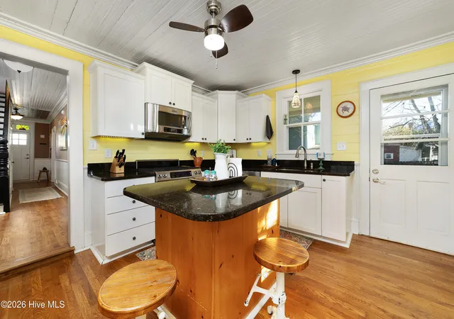 Photo 3 of Single family home for sale at 813 N Craven St, New Bern, NC 28560 | MLS# 100549243 | Listing updated on 2026-08-18
