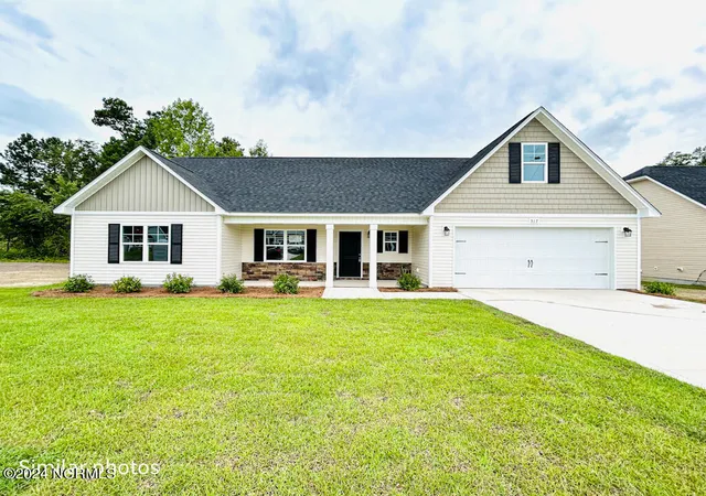 Photo 2 of Single family home for sale at 511 Large Oak Dr, Hubert, NC 28539 | MLS# 100589892 | Listing updated on 2026-09-11
