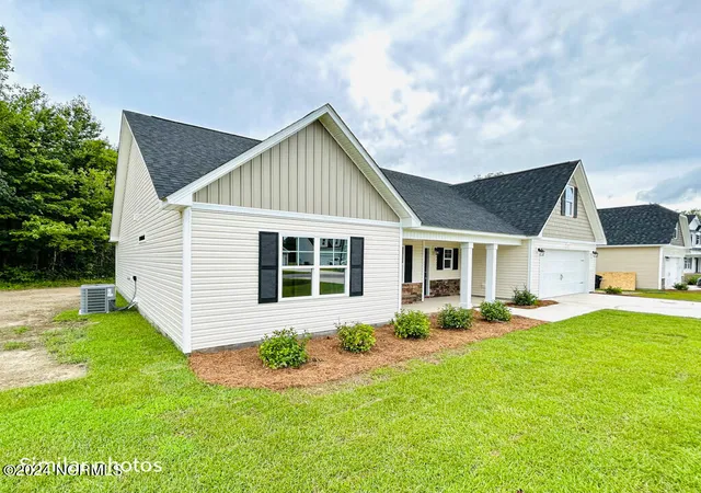 Photo 3 of Single family home for sale at 511 Large Oak Dr, Hubert, NC 28539 | MLS# 100589892 | Listing updated on 2026-09-11