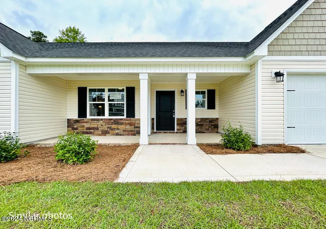 Photo 3 of Single family home for sale at 511 Large Oak Dr, Hubert, NC 28539 | MLS# 100589892 | Listing updated on 2026-09-11