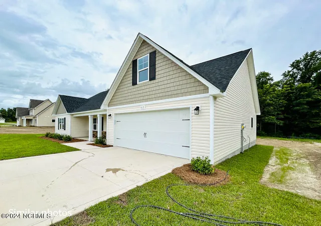 Photo 4 of Single family home for sale at 511 Large Oak Dr, Hubert, NC 28539 | MLS# 100589892 | Listing updated on 2026-09-11