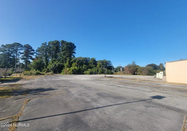 Photo 3 of House for sale at 2405 Neuse Blvd, New Bern, NC 28562 | MLS# 100472235 | Listing updated on 2026-03-30