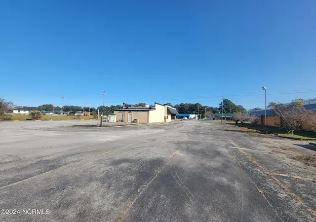 Photo 4 of House for sale at 2405 Neuse Blvd, New Bern, NC 28562 | MLS# 100472235 | Listing updated on 2026-03-30