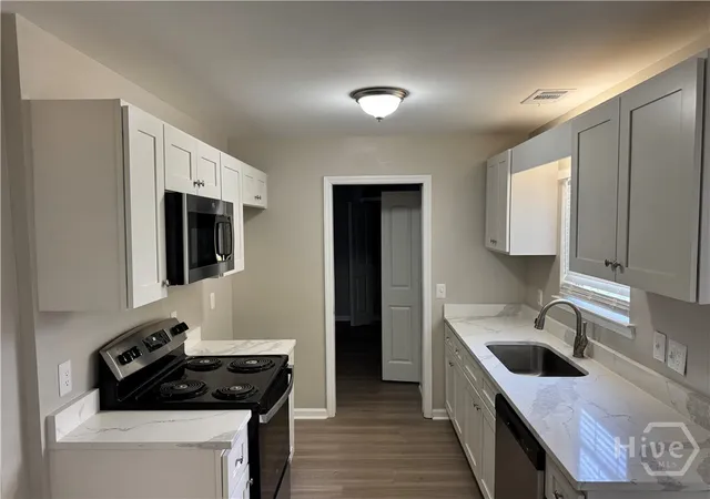 Photo 3 of Single family home for sale at 121 Laurelwood Ln, Savannah, GA 31419 | MLS# SA360357 | Listing updated on 2026-09-03