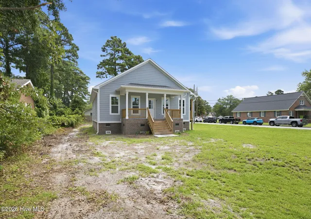 Photo 3 of Single family home for sale at 700 N Grace Ave, New Bern, NC 28562 | MLS# 100593700 | Listing updated on 2026-08-18