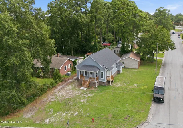 Photo 4 of Single family home for sale at 700 N Grace Ave, New Bern, NC 28562 | MLS# 100593700 | Listing updated on 2026-08-18