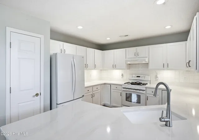 Photo 3 of Townhouse for sale at 702 Tiara Dr, Wilmington, NC 28412 | MLS# 100596647 | Listing updated on 2026-10-07