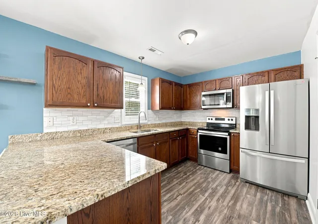 Photo 4 of Single family home for sale at 128 Hunting Wood Ln, New Bern, NC 28560 | MLS# 100594590 | Listing updated on 2026-09-16
