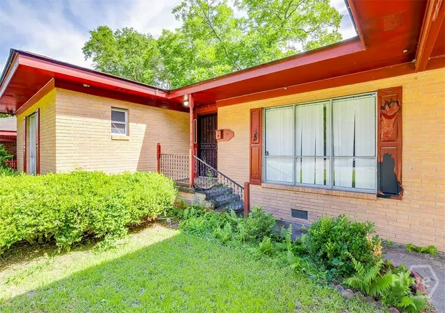 Photo 3 of Single family home for sale at 1119 W 49th Street, Savannah, GA 31405 | MLS# SA357216 | Listing updated on 2026-10-13