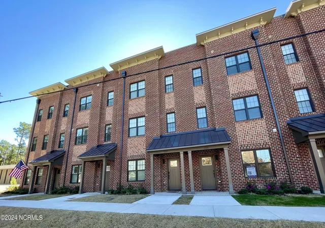 Photo 2 of Townhouse for sale at 129 Lexington Ln, Southern Pines, NC 28387 | MLS# 100590596 | Listing updated on 2026-09-09