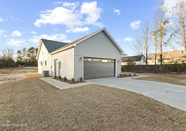 Photo 3 of Single family home for sale at 409 Wade Dr, Richlands, NC 28574 | MLS# 100557317 | Listing updated on 2026-08-24