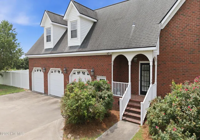 Photo 4 of Single family home for sale at 2239 Autumn Dr, Kinston, NC 28501 | MLS# 100595422 | Listing updated on 2026-08-18