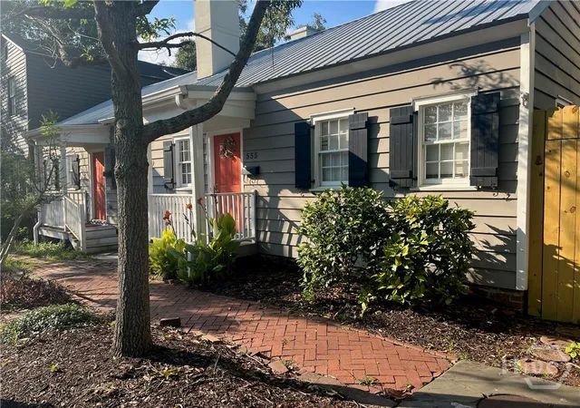 Photo 2 of Single family home for sale at 555 E Harris St, Savannah, GA 31401 | MLS# SA357801 | Listing updated on 2026-07-27