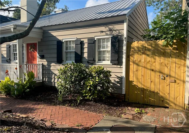 Photo 3 of Single family home for sale at 555 E Harris St, Savannah, GA 31401 | MLS# SA357801 | Listing updated on 2026-07-27