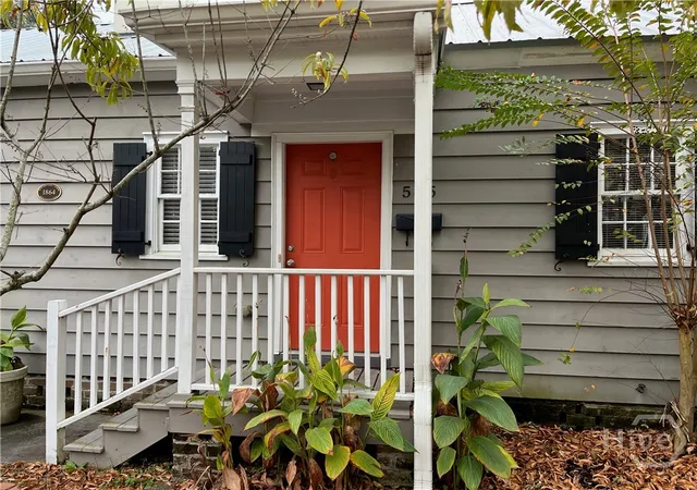 Photo 4 of Single family home for sale at 555 E Harris St, Savannah, GA 31401 | MLS# SA357801 | Listing updated on 2026-07-27