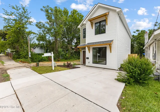 Photo 2 of Single family home for sale at 607 Marstellar St, Wilmington, NC 28401 | MLS# 100591908 | Listing updated on 2026-08-18