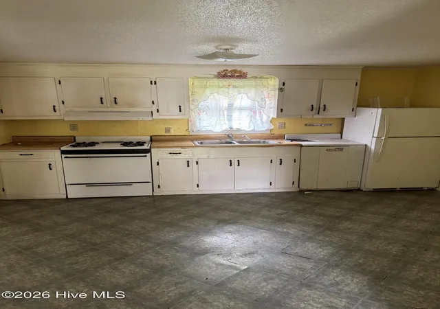 Photo 3 of Single family home for sale at 300 Dr Martin Luther King Jr Ave, Edenton, NC 27932 | MLS# 100590053 | Listing updated on 2026-08-18
