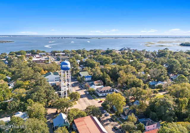 Photo 4 of Single family home for sale at 607 Burrington Ave, Southport, NC 28461 | MLS# 100538199 | Listing updated on 2026-10-08