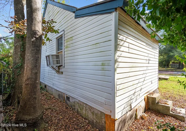 Photo 3 of Single family home for sale at 513 Swann St, Wilmington, NC 28401 | MLS# 100580751 | Listing updated on 2026-09-15